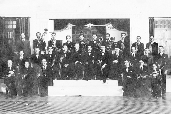 Nossa amiga Nadyr Finardi manda esta foto da primeira orquestra francana, que se apresentava naquela noite na sede da Associação dos Empregados no Comércio, ainda ali ao lado do Correio. Na primeira fileira, o maestro Godinho é um deles. Na segunda fileir